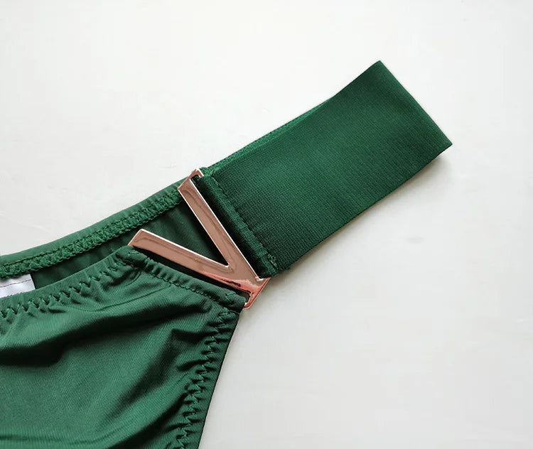 V-Shaped Low Waist Thong Panties for Women – Sporty Seamless Hip-Lift Underwear with Metal Accent